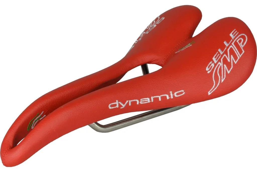 Selle SMP Dynamic Rouge 274 x 138 mm : Performance et Ergonomie Pro