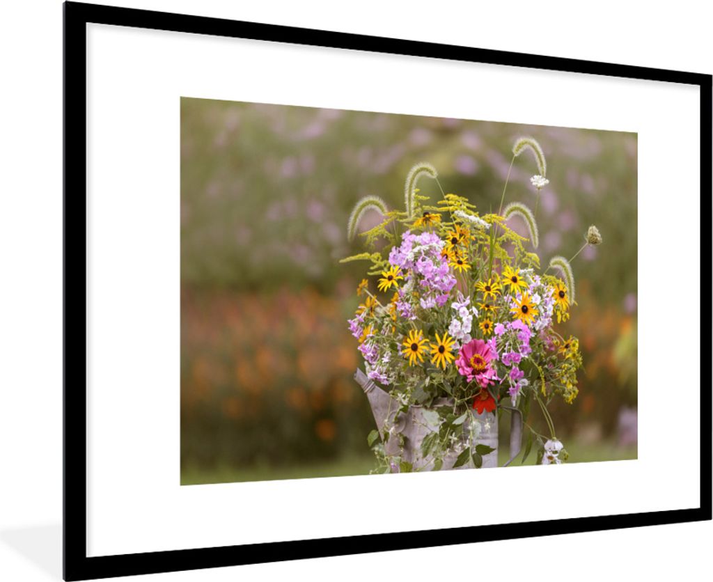 MuchoWow MuchoWow Gerahmtes Poster Blumen - Gießkanne - Farbe 90x60 cm - Poster mit zchwarzem Bilderrahmen - Wanddekoration - Fotos