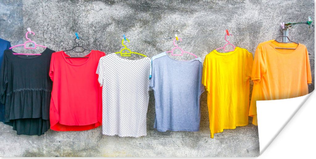 MuchoWow Poster Bunte Kleidung auf einer Wäscheleine aufgehängt 150x75 cm - ohne Rahmen