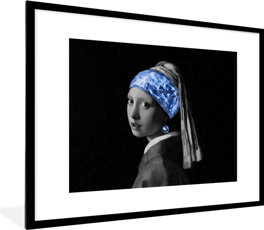 MuchoWow Gerahmtes Poster Mädchen mit einem Perlenohrring - Kunst - Blau 80x60 cm - Poster mit Schwarzem Bilderrahmen Wandposter Rahmen Foto Bil...