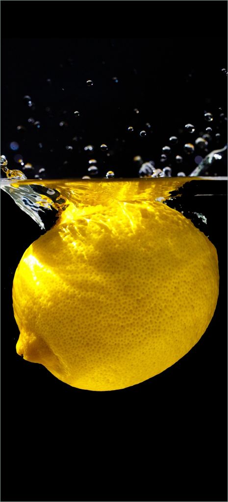 Türtapete Türposter Zitrone im Wasser - Frisches Obst für die Küche - Größe: 93 x 205 cm
