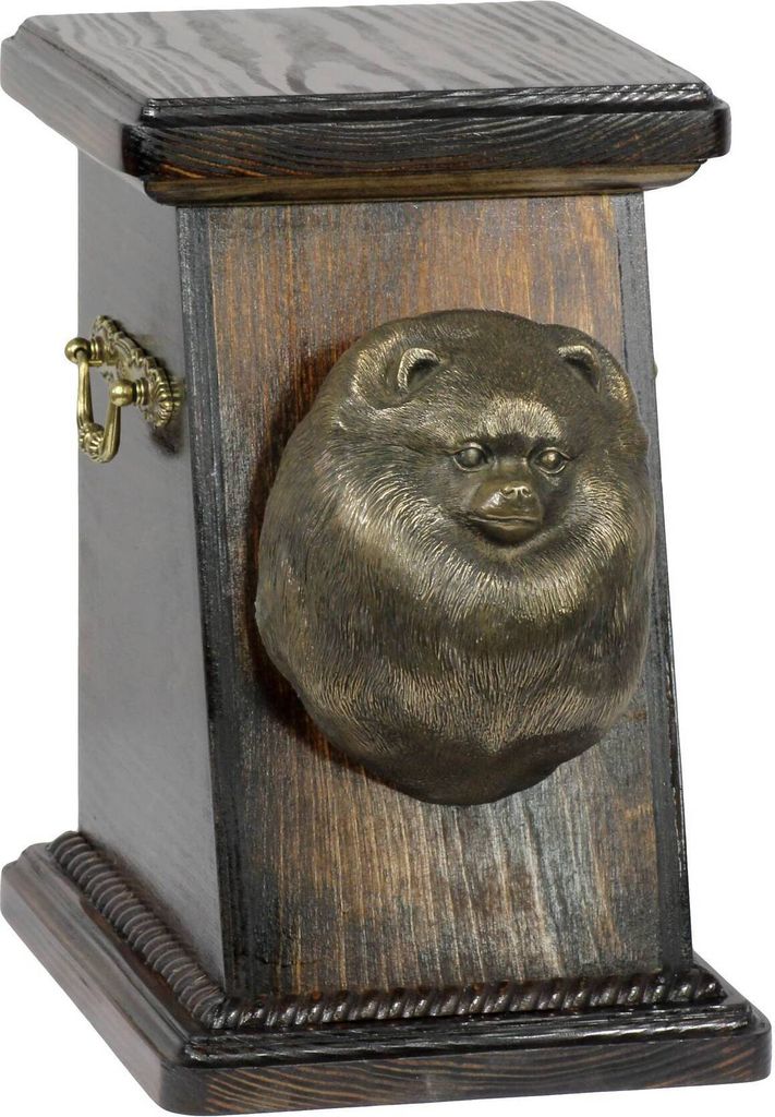 Pomeranian, Pommer, Pommerlo, Zwergspitz eine Ascheurne für Hunde, eine elegante Urne mit einer Statue, eine Gedenkurne mit dem Porträt eines Hun...
