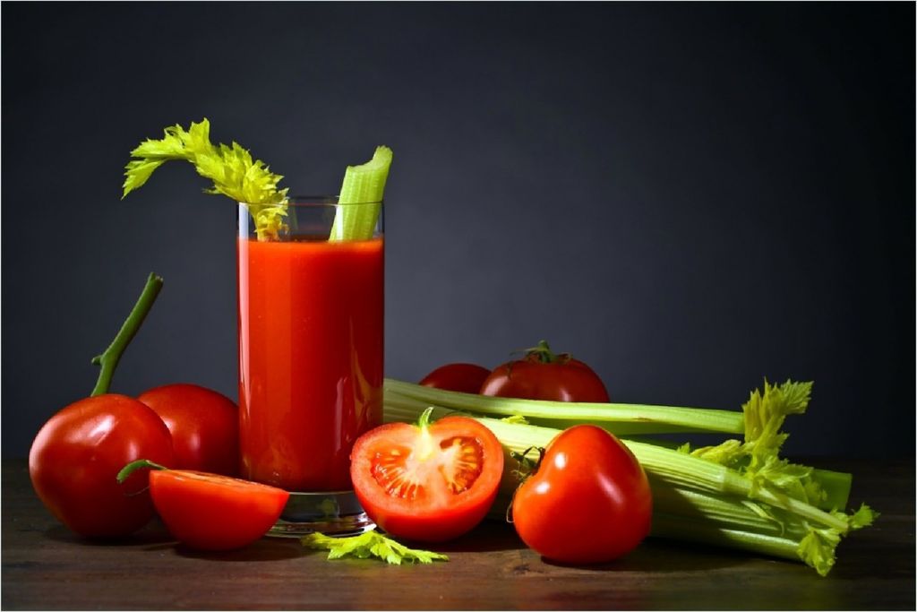 Wallario Poster - Frischer Tomatensaft mit Sellerie, Kunstdruck Größe: 61 x 91,50 cm