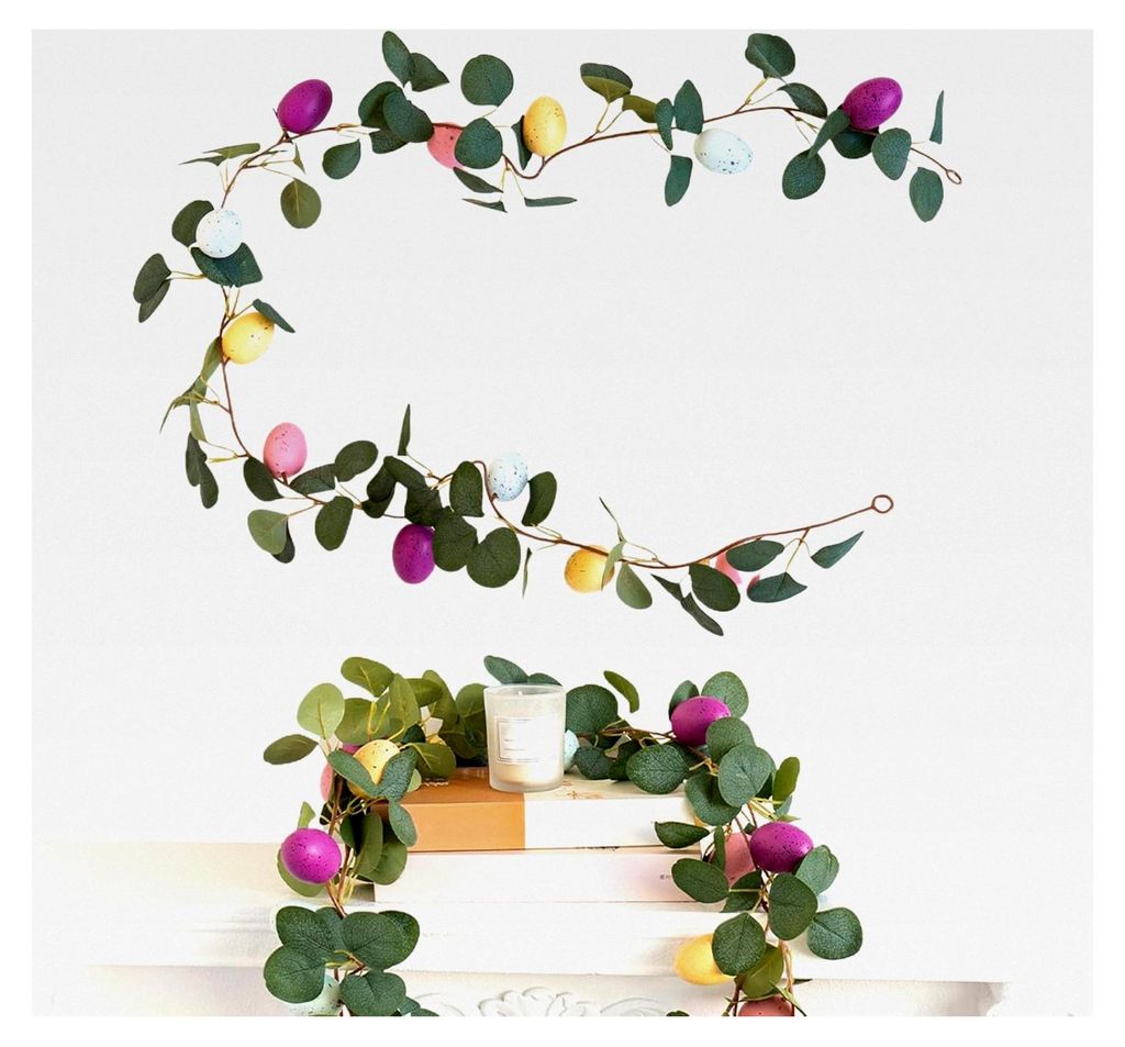 Frühlingskränze für die Haustür - Kunstkranz mit bunten Eiern als saisonale Dekoration