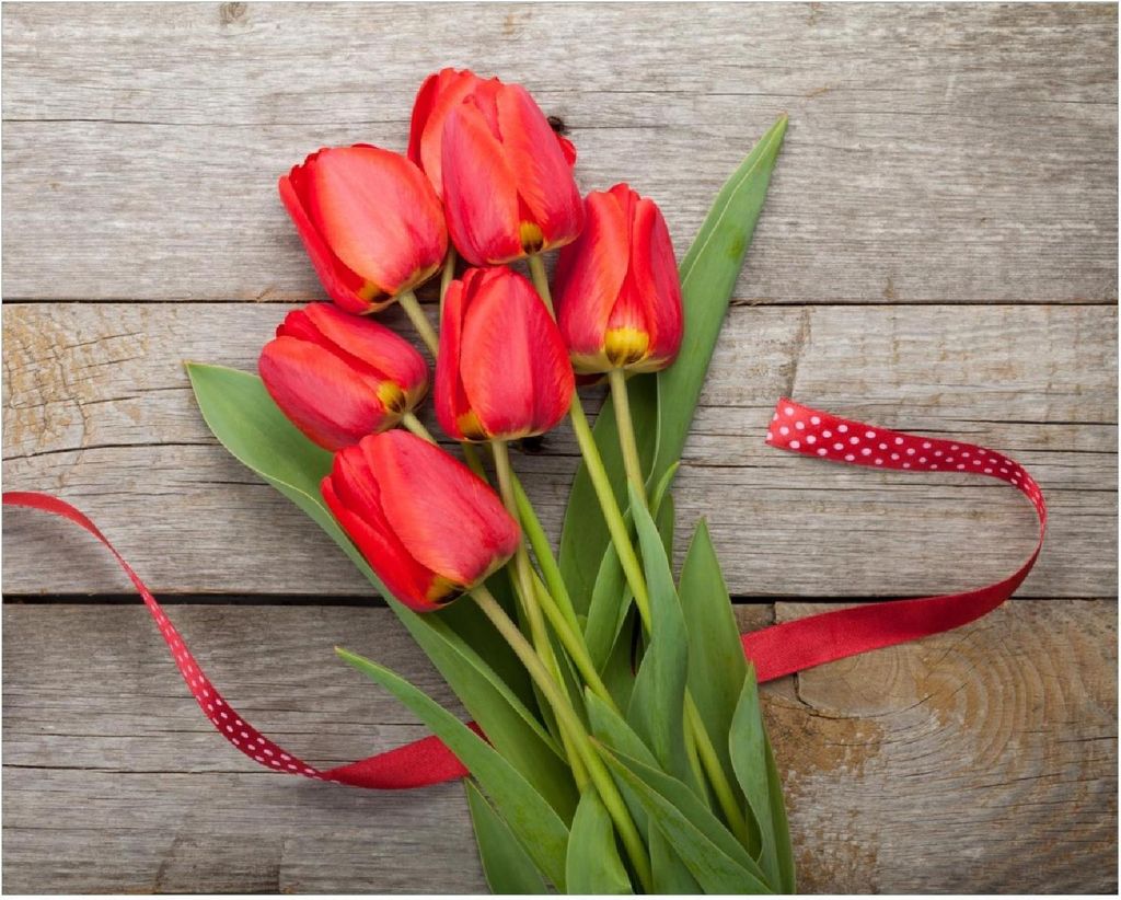 Wallario Poster - Rote Tulpen auf einem alten Holztisch, Kunstdruck Größe: 40 x 50 cm