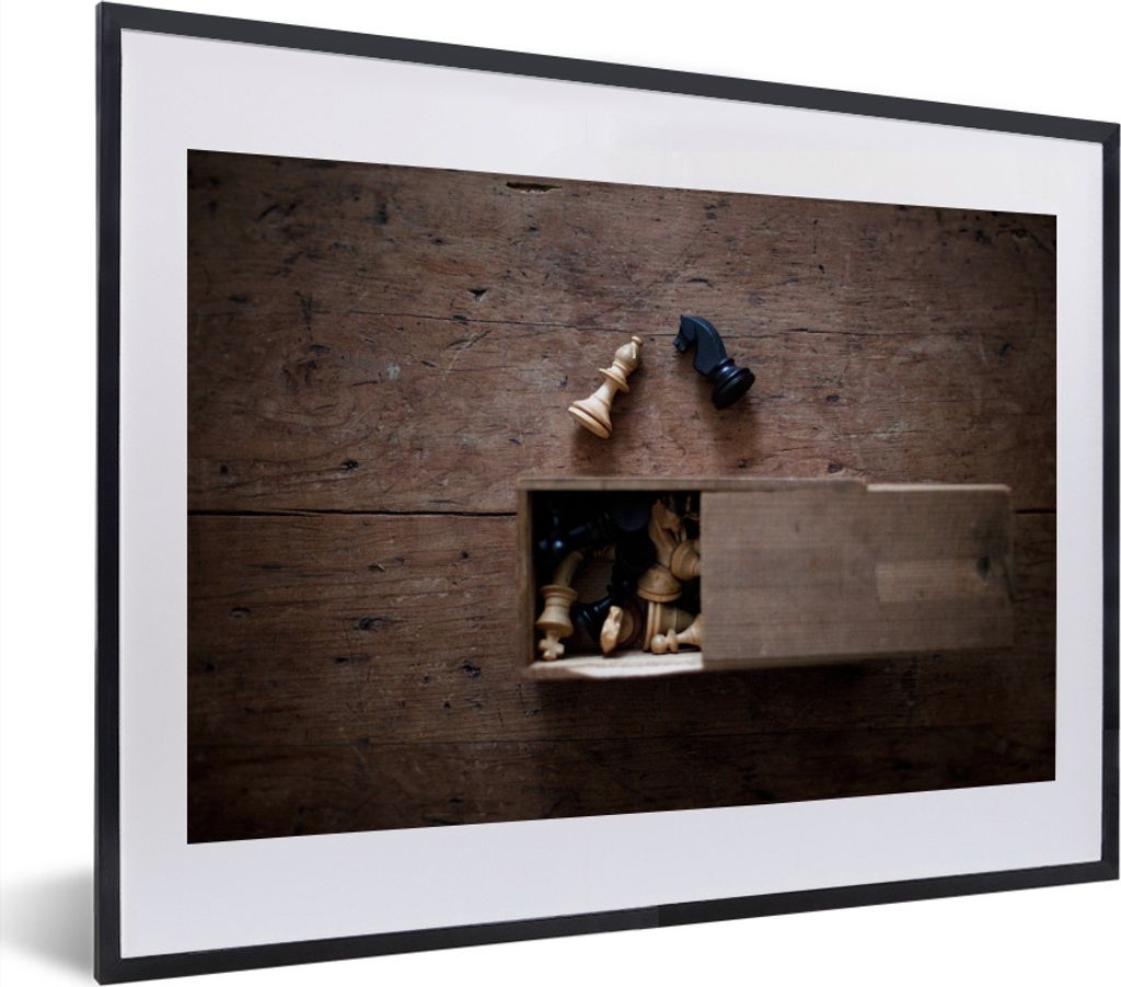 MuchoWow MuchoWow Gerahmtes Poster Ein Schachspiel auf einem Eichentisch 40x30 cm - Poster mit zchwarzem Bilderrahmen - Bilderrahmen - Poster i...