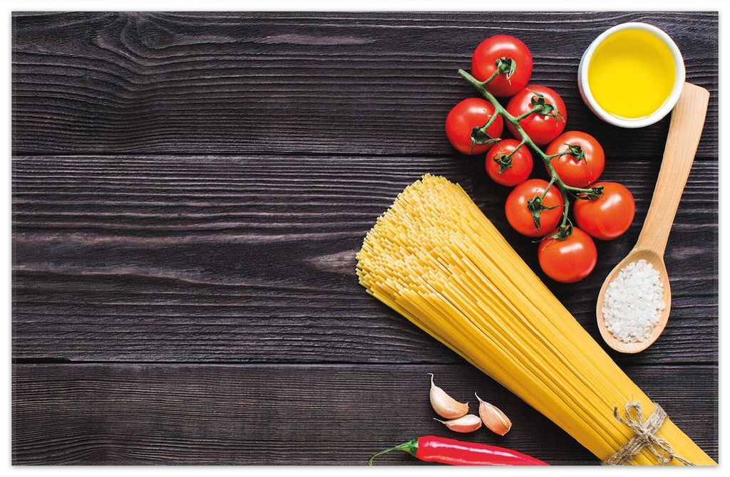 Wallario Premium Teppich, Größe 90 x 140 cm, Italienisches Menü mit Spaghetti, Tomaten, Salz und Chilischoten