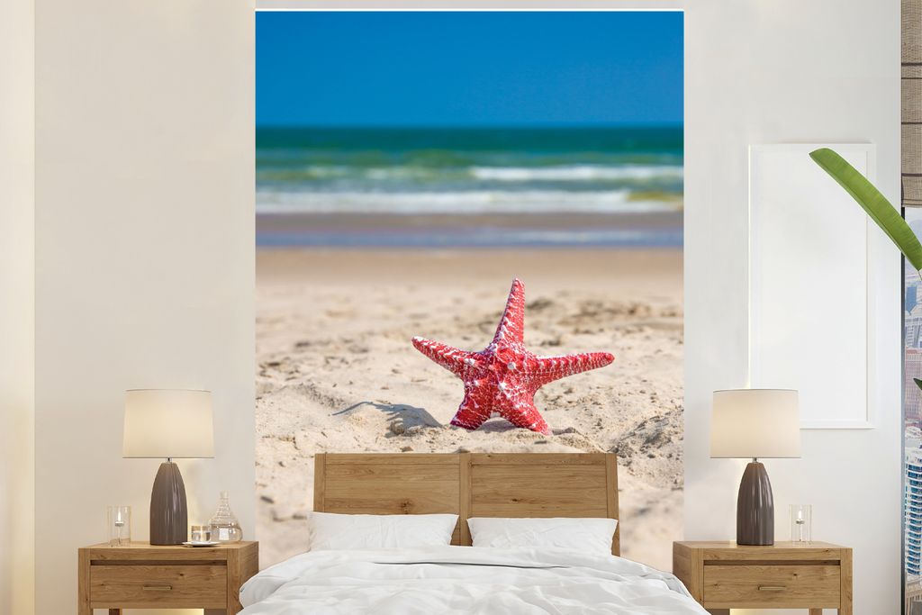 MuchoWow Fototapete für Wohnzimmer oder Schlafzimmer Wandtapete Vinyl Motivtapete Seestern - Sand - Rot - 145x220 cm - Wanddekoration