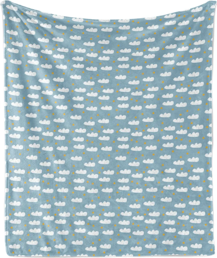ABAKUHAUS Cielo blu Morbida coperta in pile di flanella, illustrazione ripetitiva di graziosi nuvoloni e stelle, 175 x 230 cm, azzurro pallido arancione pallido
