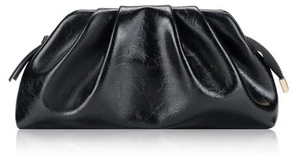 Pochette noire en cuir synthétique souple avec fermeture magnétique