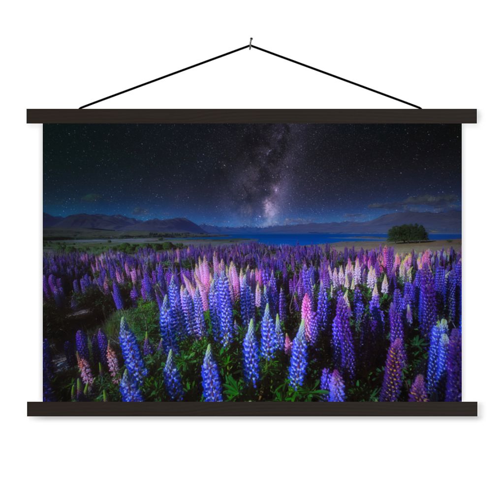 MuchoWow Textilposter Blumen - Nacht - Lupine - Sternenhimmel - Lila - Natur 120x80 cm mit schwarzem Rahmen - Wanddeko