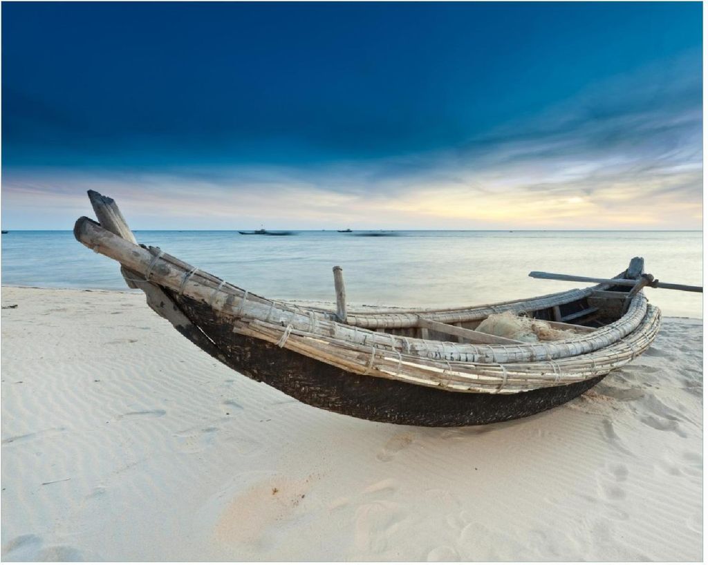 Wallario Poster - Fischerboot am Strand mit Sonnenuntergang, Kunstdruck Größe: 40 x 50 cm