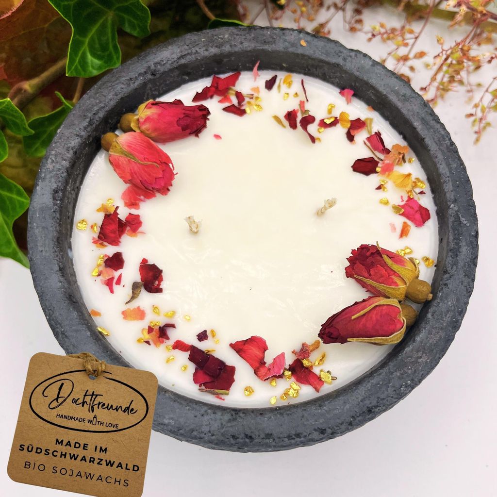 Handgemachte Betonkerze „Black Roses“ Aromakerze- Stilvolle Sojawachskerze für Ihr Zuhause. Mit Blütenverzierung und HOCHWERTIGEM Baumwolldoc...