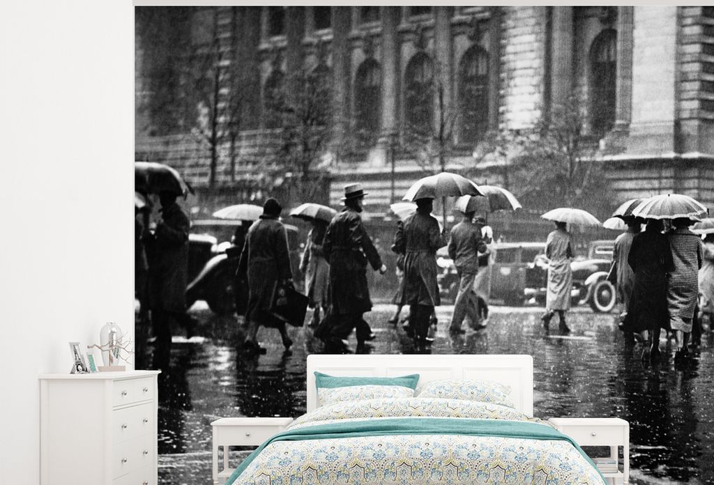 MuchoWow Fototapete für Wohnzimmer oder Schlafzimmer Wandtapete Vinyl Motivtapete Menschen auf der Straße im Regen in New York - schwarz und we...