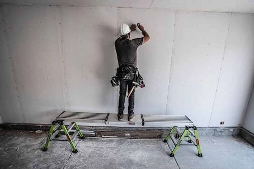 Échafaudage pour peinture et rénovation réglable de 6 à 9 pieds gris