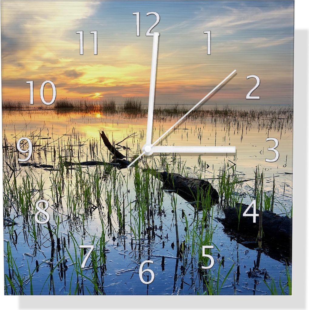 Wallario Design Wanduhr Schilf am Abend - Sonnenuntergang über der Seelandschaft aus Aluverbund, Größe 30 x 30 cm