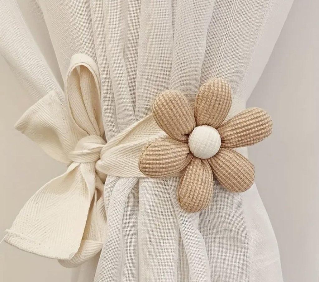 Gardinenband mit Blume – Margerite – Nude/Braun/Beige – Dekoration für Vorhänge – Kinderzimmer und Babyzimmer