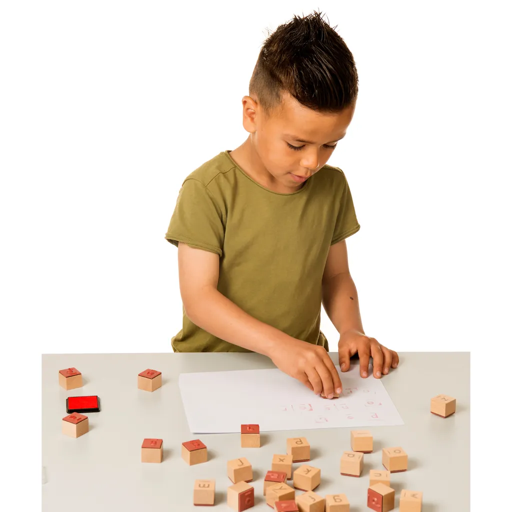 Apprendre à écrire sans frustration grâce aux tampons alphabet EDUPLAY