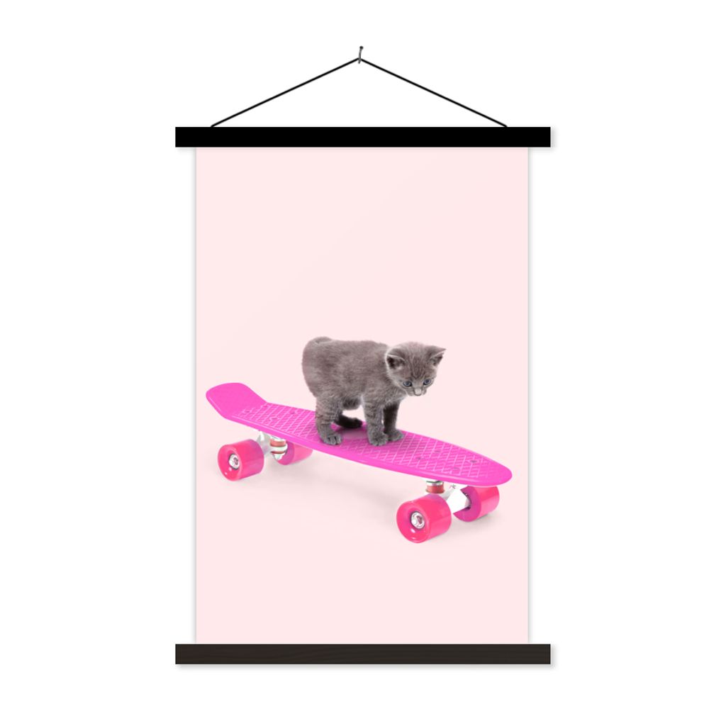 MuchoWow Textilposter Katze - Kätzchen - Tiere - Skateboard - Rosa 60x90 cm mit schwarzem Rahmen - Poster Wohnzimmer