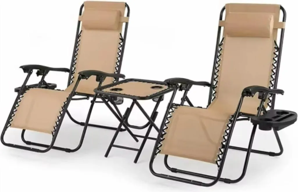 Bains de soleil réglables beige et table basse pour terrasse - Lot de 2