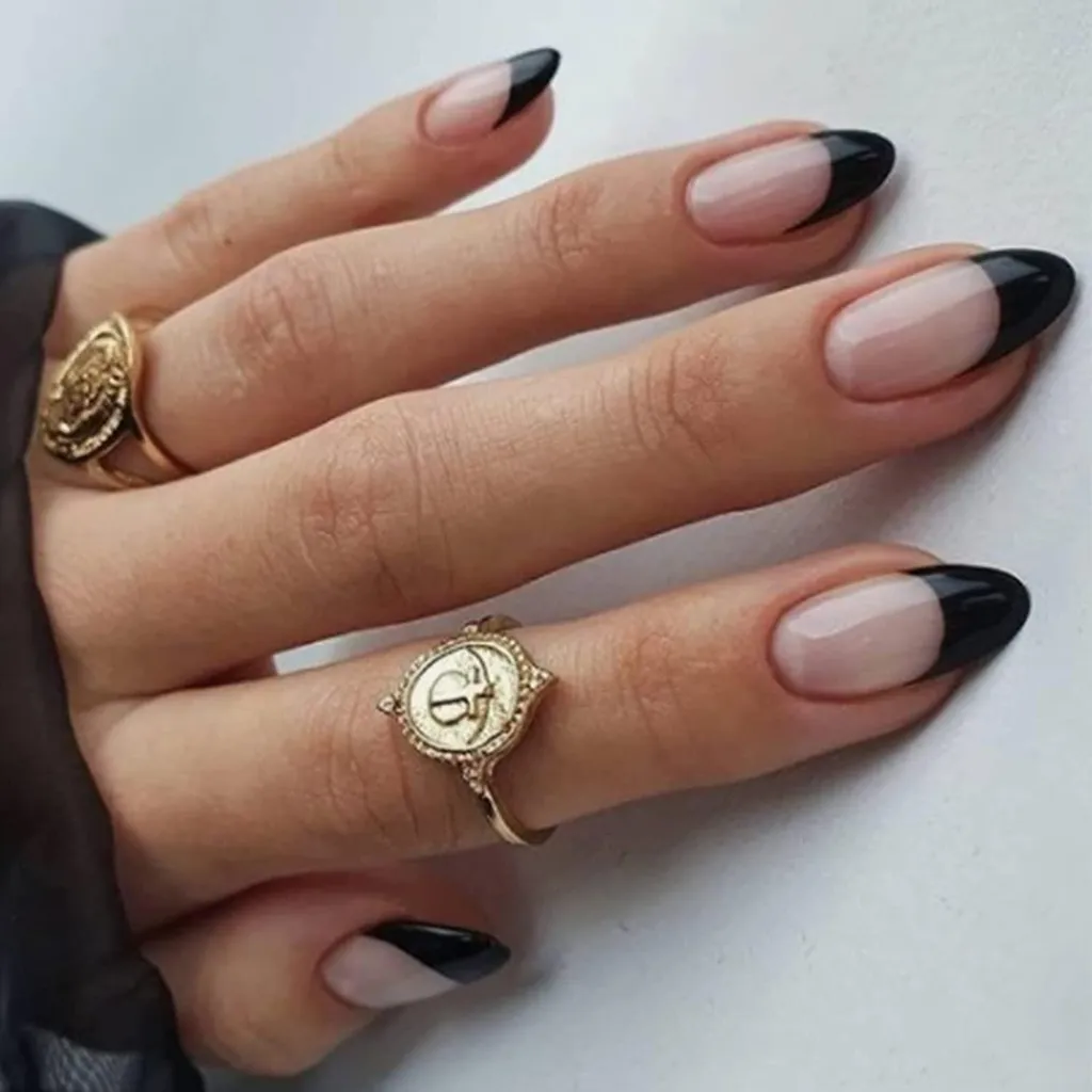 Manucure Express Faux Ongles Noirs et Nude Ovales pour un Look Chic