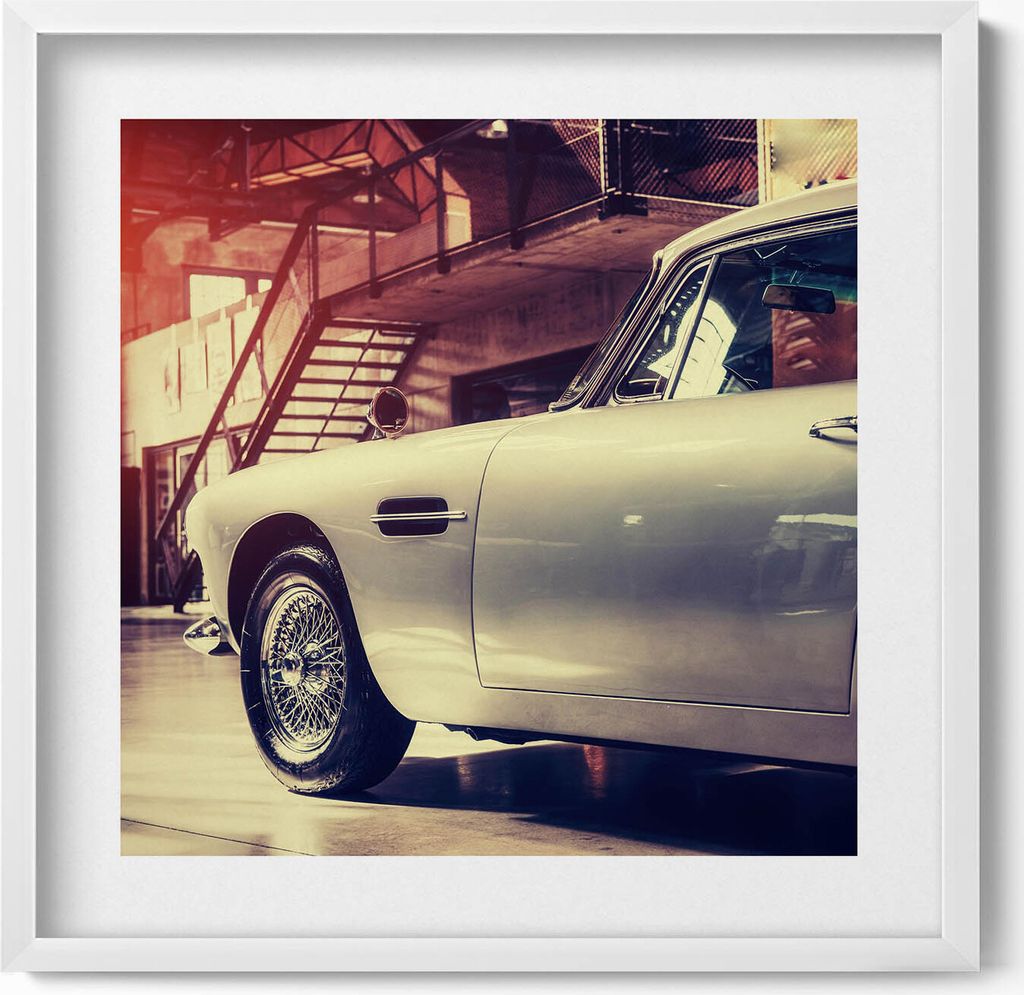 Aston Martin DB5– Wandbild mit Rahmen – Gerahmtes Bild – Wanddekoration – 50x50 cm – Weiß Rahmen
