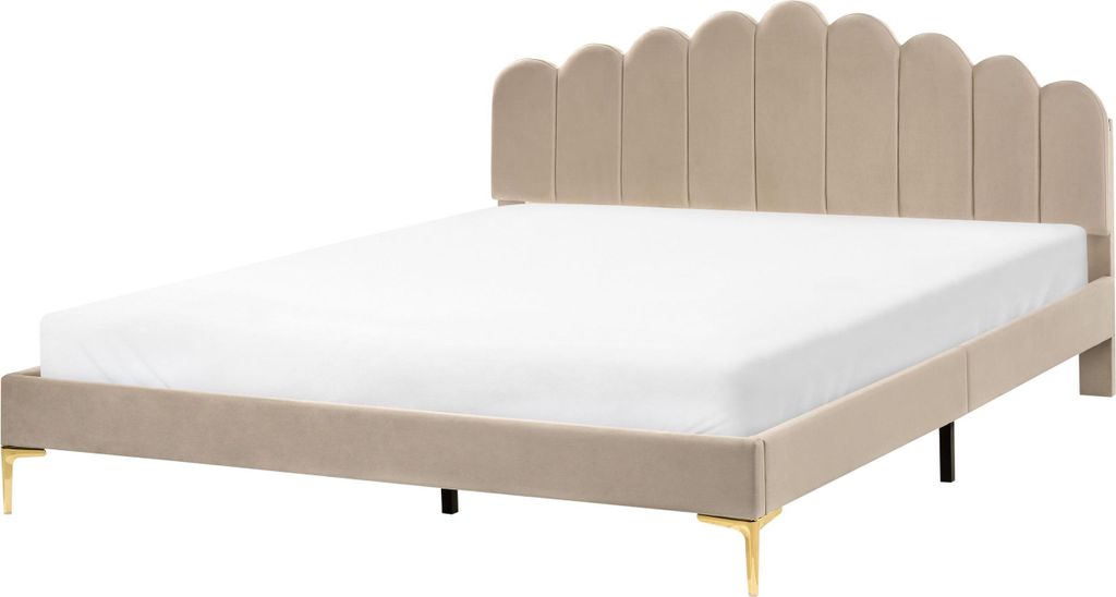 BELIANI Bett Taupe Samt Gepolstert mit Lattenrost 180x200 cm Hohes Muschel Kopfteil Gesteppt Metallbeine Schlafzimmer Polsterbett Samtbett