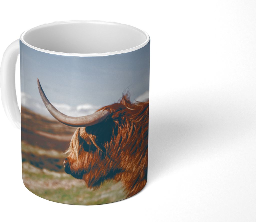 MuchoWow Tasse Kaffeetasse Kaffeebecher 350 ml Schottisches Hochlandrind - Berg - Himmel Teetasse - Fototasse - Becher - Keramikbecher - Teebeche...