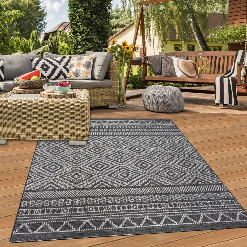 Grand tapis terrasse et salon à motifs géométriques gris et blanc cassé