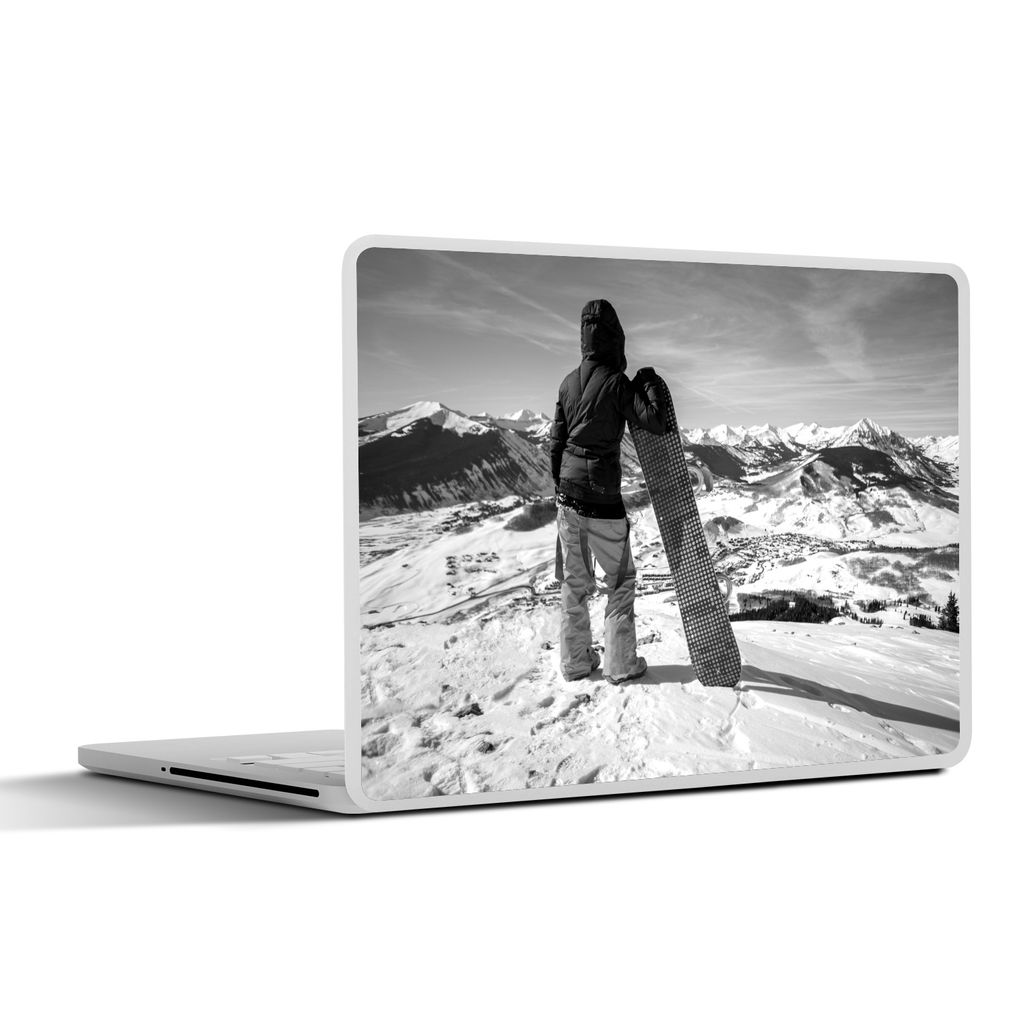 MuchoWow Laptop Aufkleber Sticker Cover Ein Mädchen mit einem Snowboard mit Blick auf schneebedeckte Berge - schwarz und weiß 25x18 cm - Laptop...