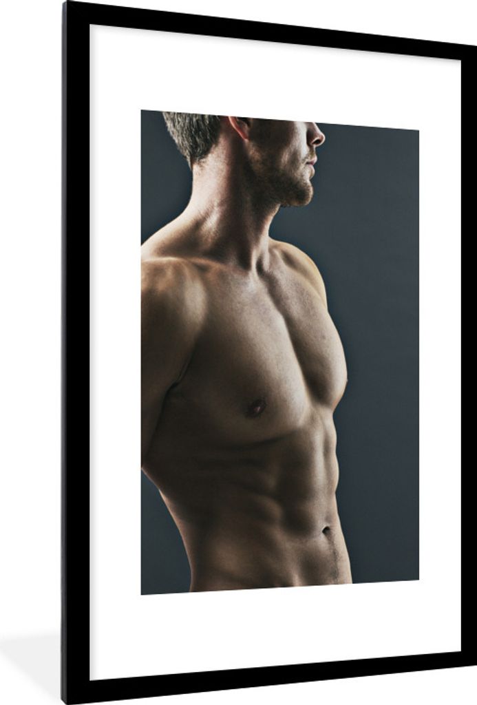 MuchoWow Gerahmtes Poster Nahaufnahme der Brust eines muskulösen Mannes 60x90 cm - Poster mit Schwarzem Bilderrahmen Wandposter Rahmen Foto Bild...