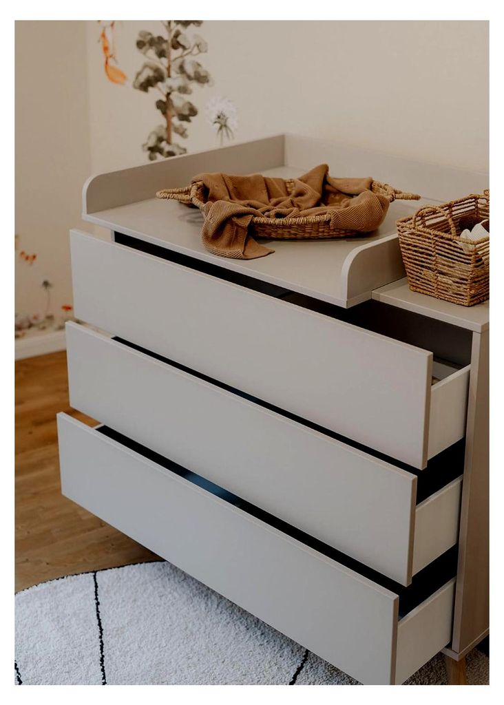 Wickelkommode EDEN – Push-to-Open, Touch-Close, abnehmbarer Wickelaufsatz und Schubladen mit Fächern (weiß)