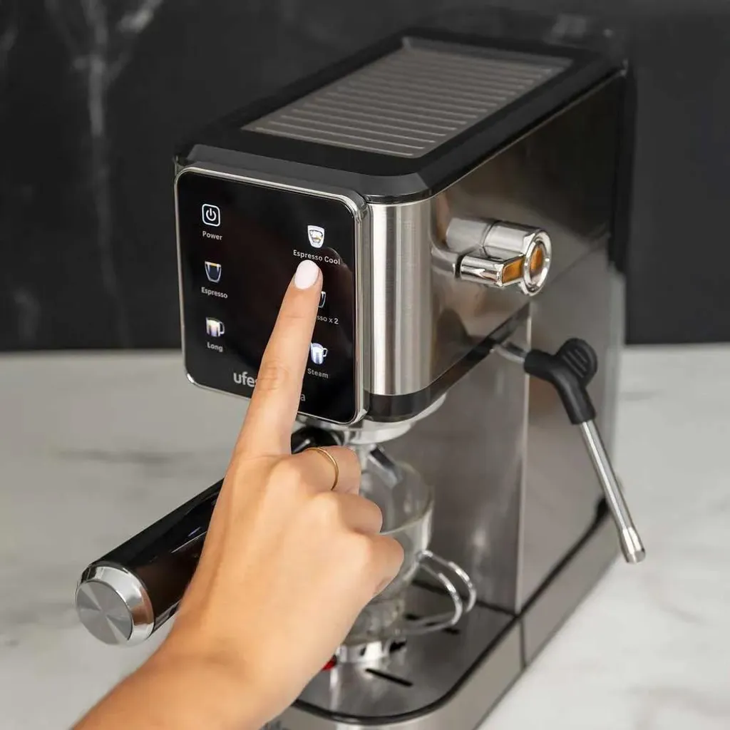 Machine expresso compacte Ufesa Arona pour des cappuccinos maison