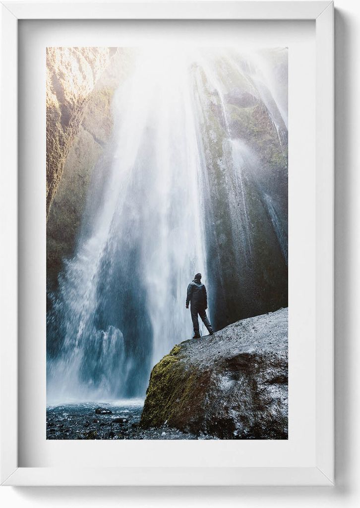 Blick auf den Gljufrabui-Wasserfall– Wandbild mit Rahmen – Gerahmtes Bild – Wanddekoration – 40x60 cm – Weiß