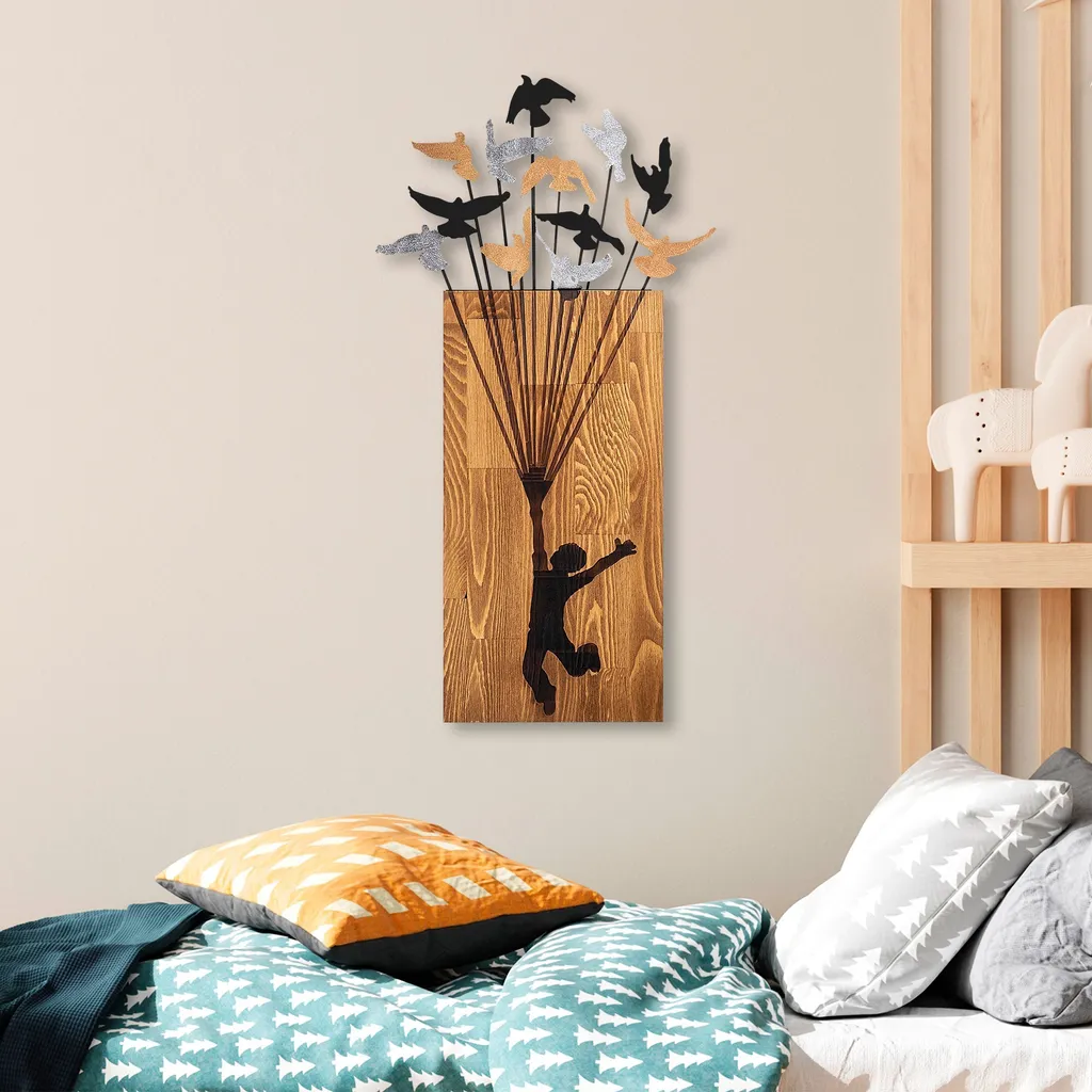 Habillez vos Murs Vides avec l'Accessoire Mural Flying Boy 2 Bois Noyer