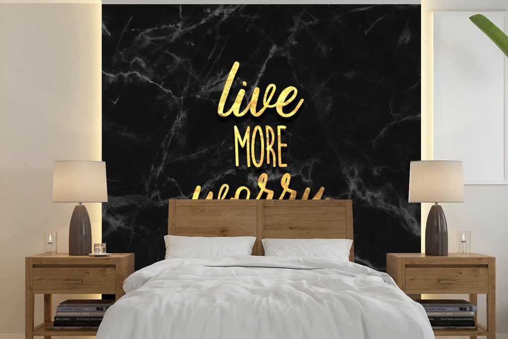 MuchoWow Fototapete für Wohnzimmer oder Schlafzimmer Wandtapete Vinyl Motivtapete Zitat - Leben - Gold - Schwarz - 240x240 cm - Schlafzimmer-Tapete