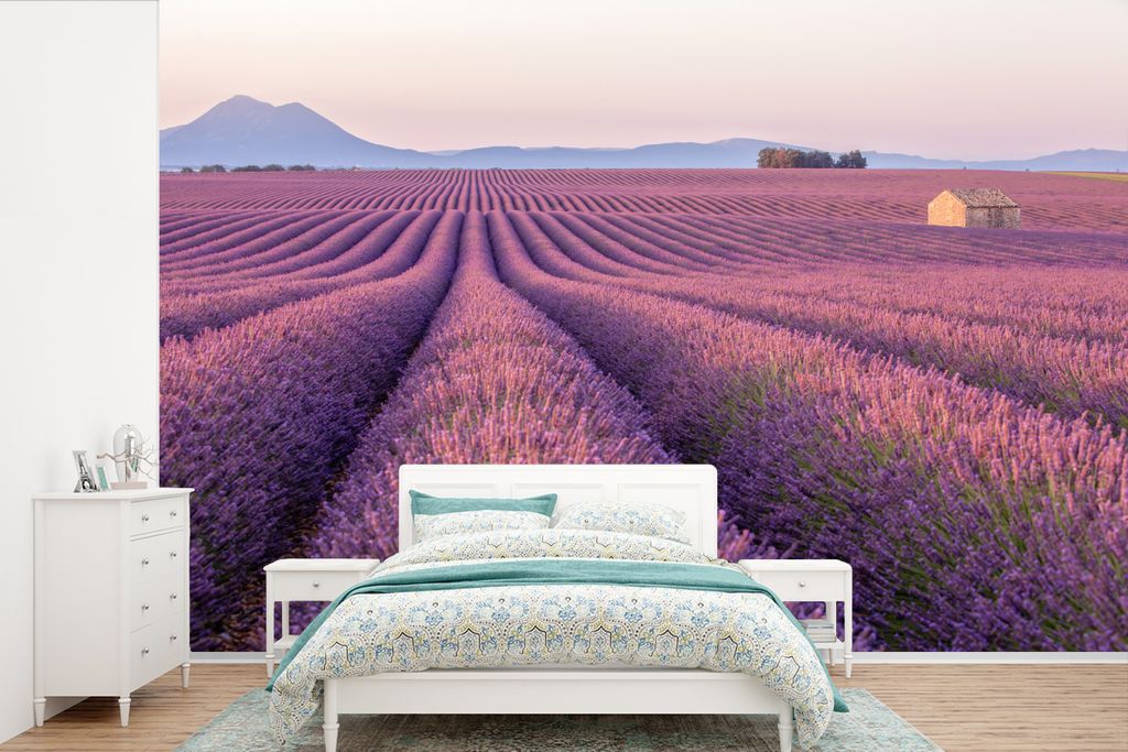 MuchoWow Fototapete für Wohnzimmer oder Schlafzimmer Wandtapete Vinyl Motivtapete Ausgedehntes lila Lavendelfeld zwischen Bergen - 330x220 cm - ...