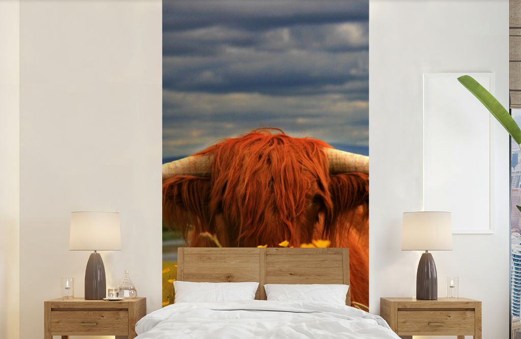 MuchoWow Fototapete für Wohnzimmer oder Schlafzimmer Wandtapete Vinyl Motivtapete Schottischer Highlander - Tiere - Blumen - 120x240 cm - Hinter...