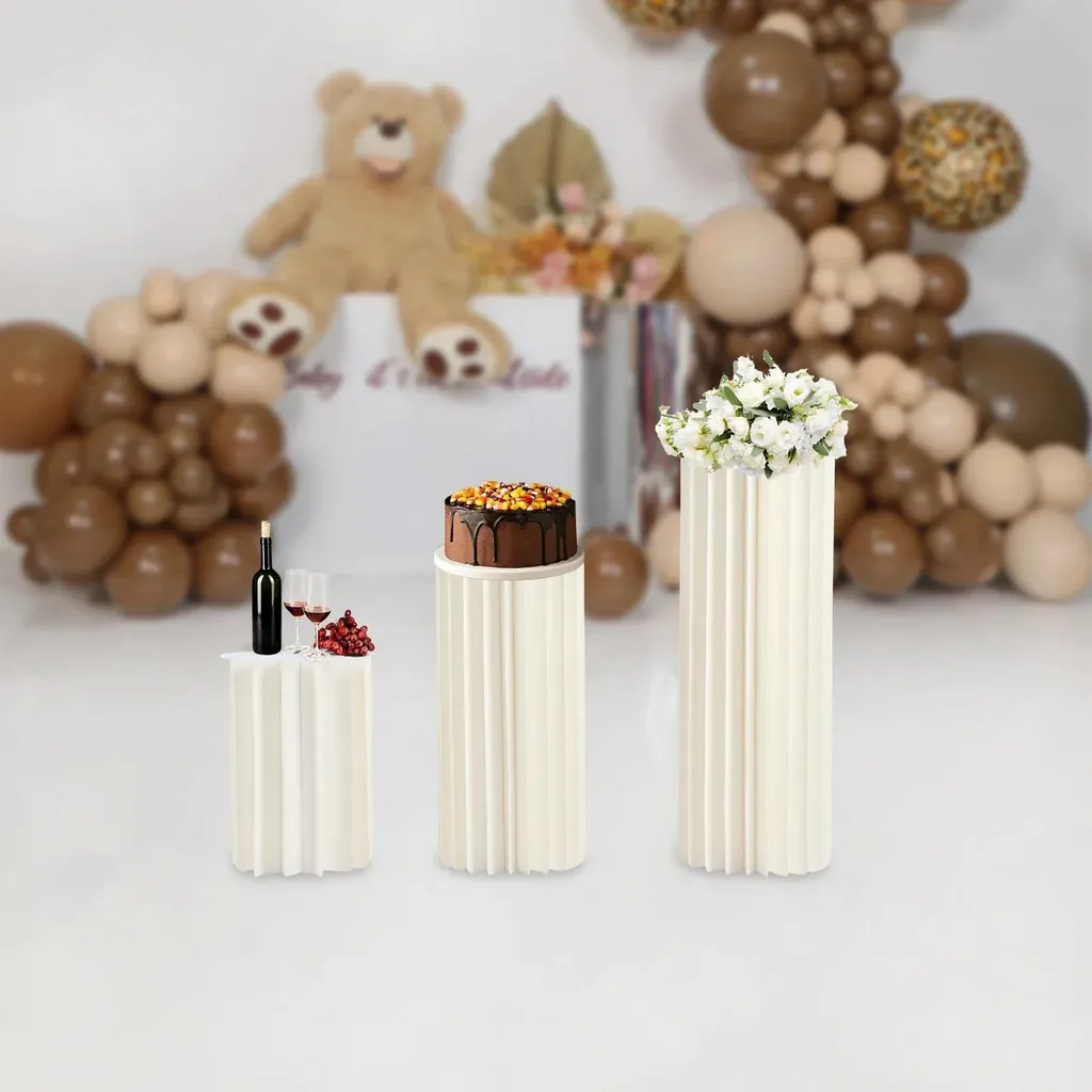 Colonnes décoratives pliables en papier blanc pour réception de mariage