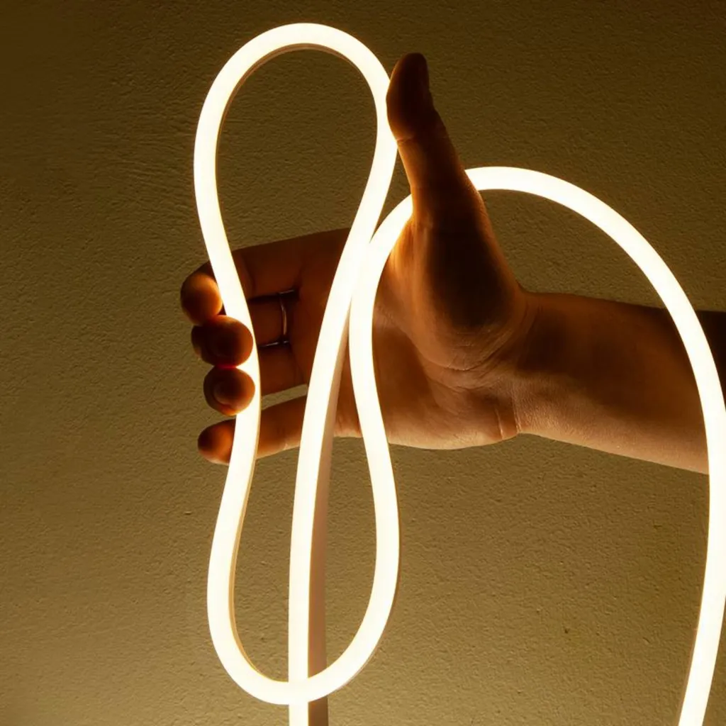 Tube LED néon 50m IP44 blanc chaud : fini les zones d'ombre en extérieur