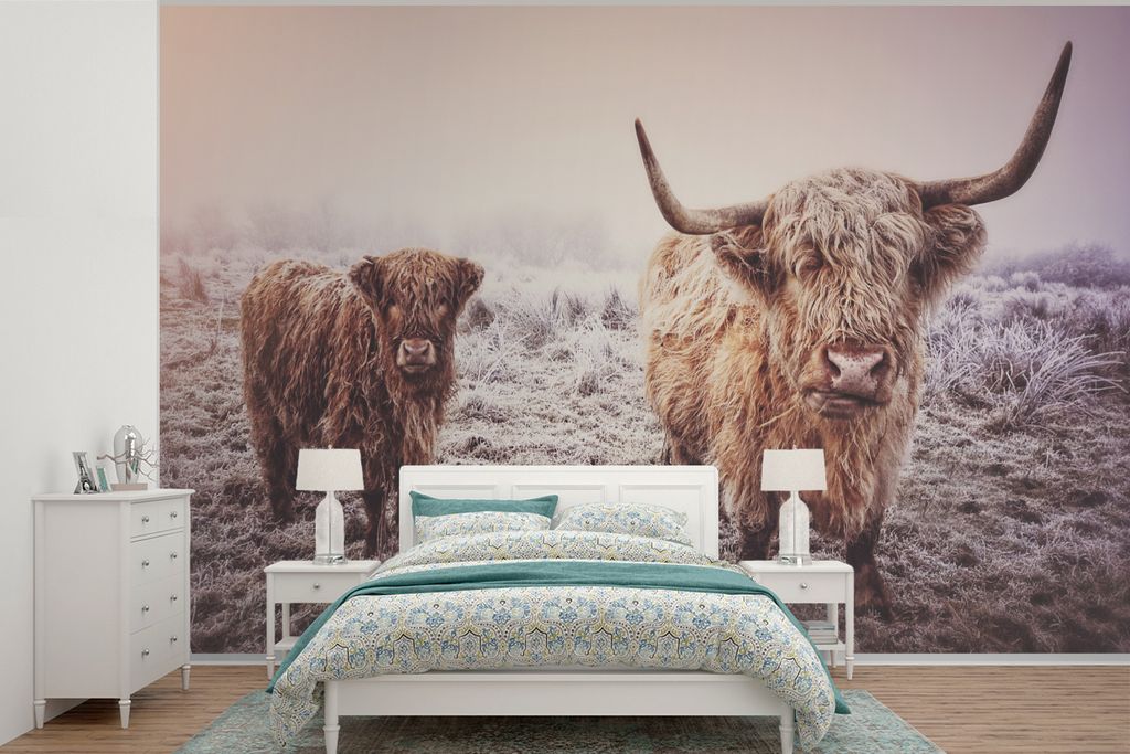 MuchoWow Fototapete für Wohnzimmer oder Schlafzimmer Wandtapete Vinyl Motivtapete Schottischer Highlander - Winter - Schnee - Kuh - Wiese - Brau...