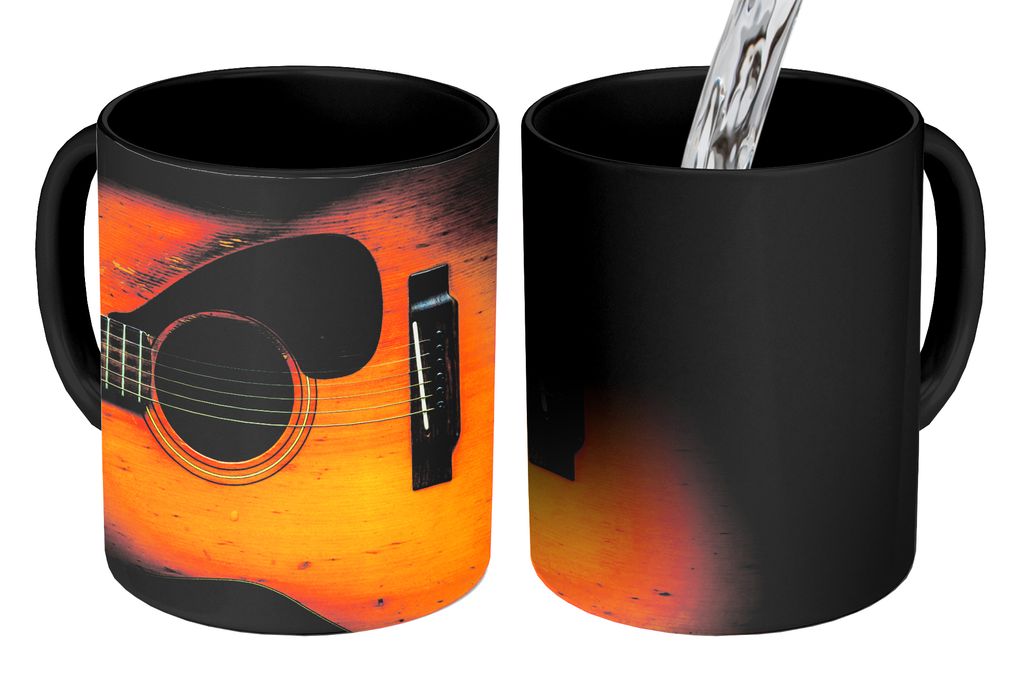 KitchenYeah Zauber Tasse Zaubertasse Magic Alte akustische Gitarre auf dunklem Hintergrund 350 ml Farbwechsel Becher Geschenk Geschenkidee - Magi...