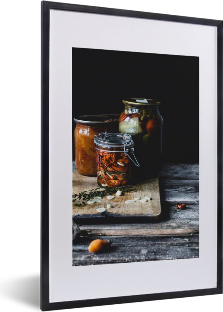 MuchoWow MuchoWow Gerahmtes Poster Gemüse in einem Weckglas auf einem Holztisch 40x60 cm - Poster mit zchwarzem Bilderrahmen - Poster in Rahmen