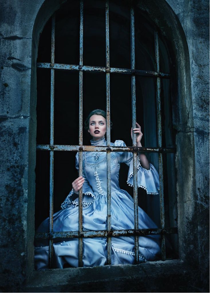 Postkarte "Mystic and Gothic: Frau im viktorianischen Kleid II"