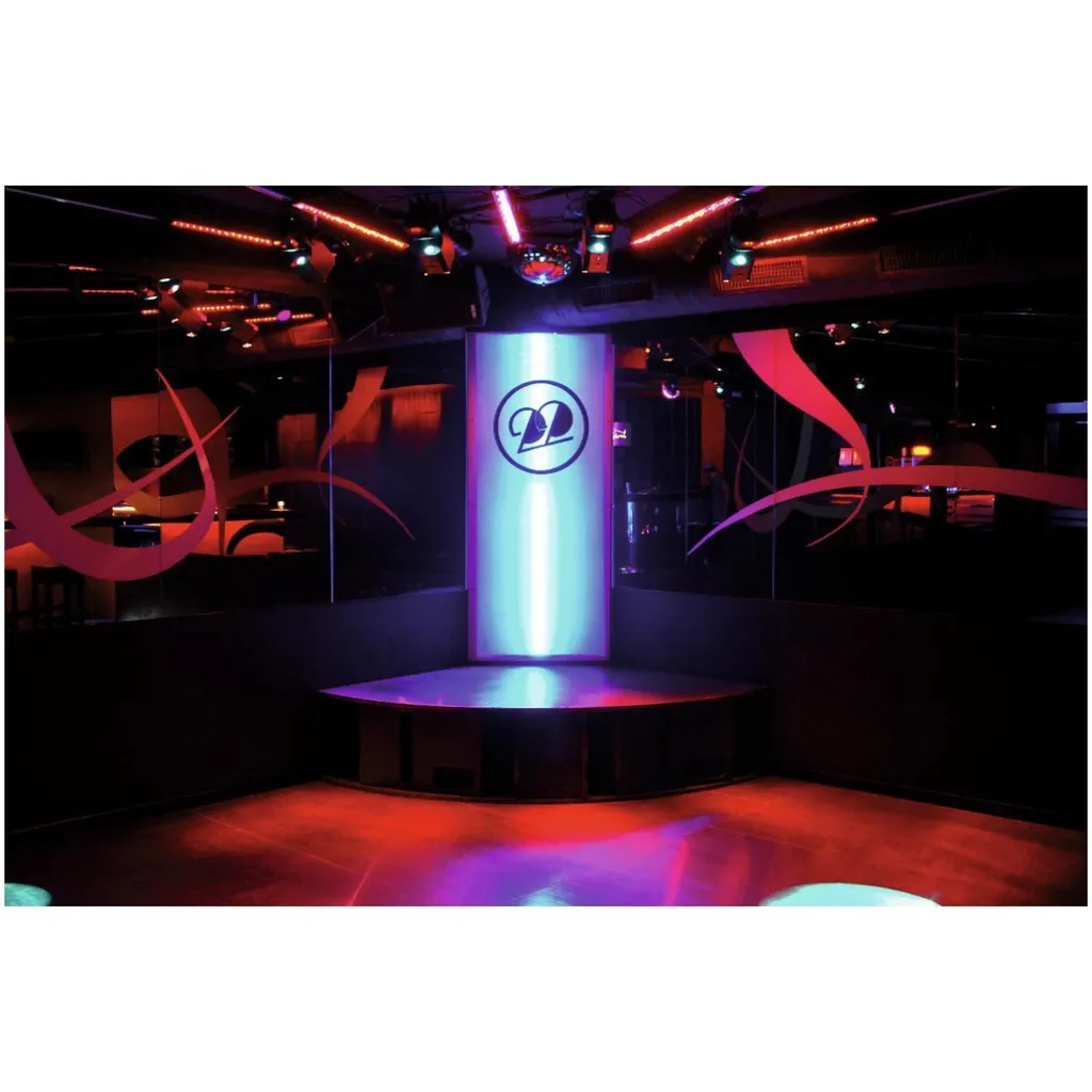 Comment animer un plafond bas ? Demi-boule à facettes 40cm Eurolite Pro