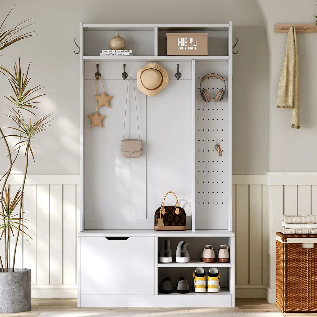 Aménager son Entrée avec ce Vestiaire Blanc Gain de Place et Assise