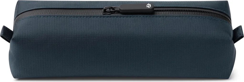 Petite trousse de toilette bleue et souple avec compartiment mince