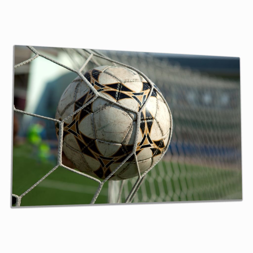 Wallario Herdabdeckplatte aus Glas, Größe 80 x 52 cm 1-teilig, Motiv Fußball - Ball im Tor - Bolzplatz