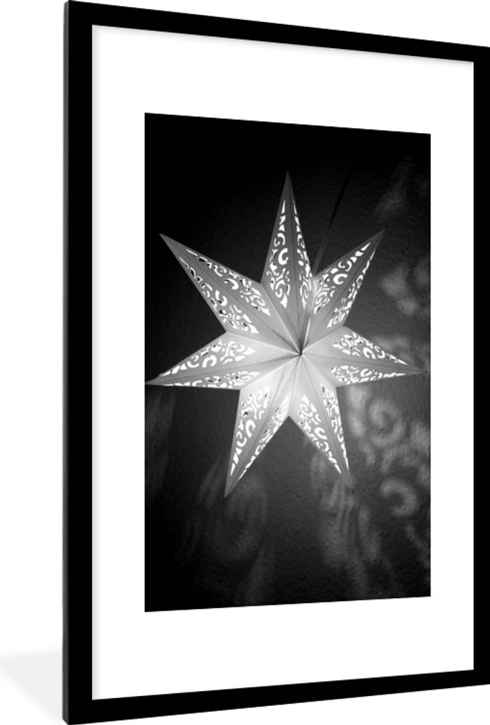 MuchoWow MuchoWow Gerahmtes Poster Ein beleuchteter Stern im Winter - schwarz und weiß 60x90 cm - Poster mit zchwarzem Bilderrahmen - Dekorati...