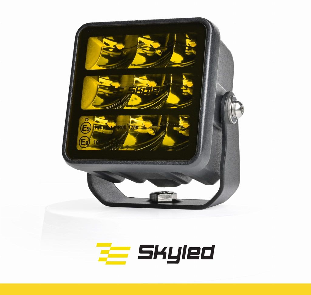 SKYLED Amnis Golden 45S LED Arbeitsscheinwerfer 10-32V (12/24V) 45W 3780 Lm Gelbe Linse 3400K Spot Fokus ECE R149 Ref. 25 IP69K Fernfeld Gelblicht ...